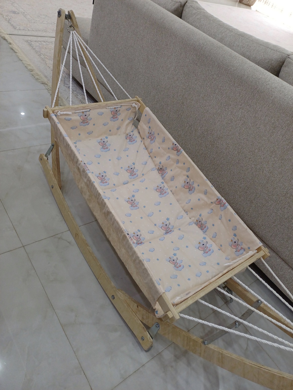 ننو سنتی کرم با پایه چوبی
