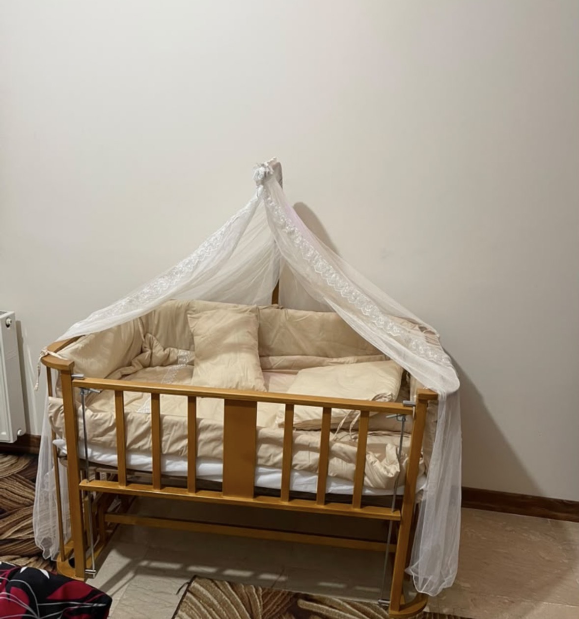 تخت و گهواره ی کنار مادر سولیکا